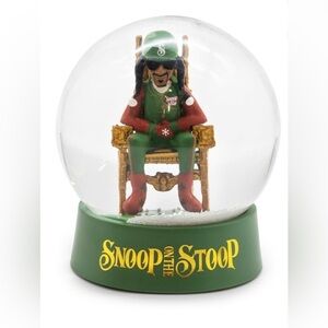 Snoop on the Stoop NIP Snow Globe